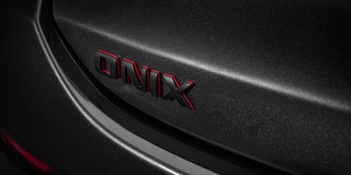 Emblema Onix con detalles en rojo