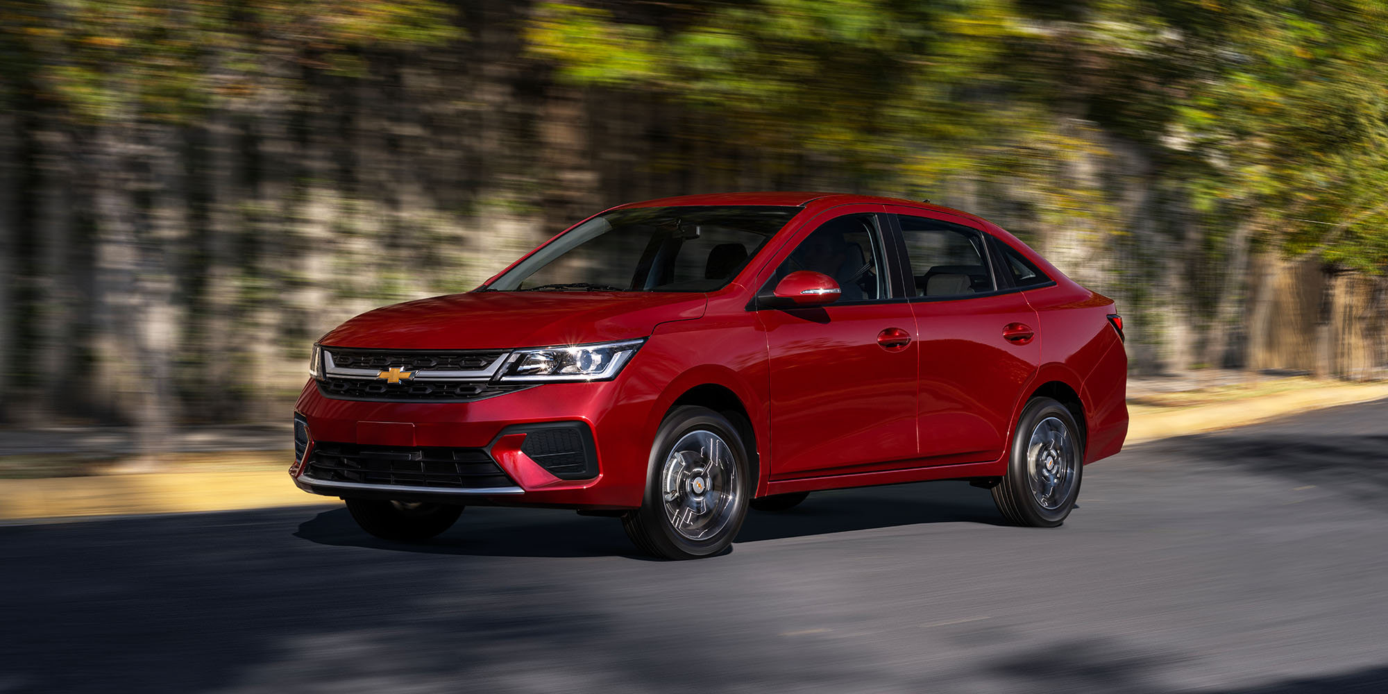 Auto tipo sedán Chevrolet Aveo 2026 con espejos exteriores al color de la carrocería y con ajuste eléctrico