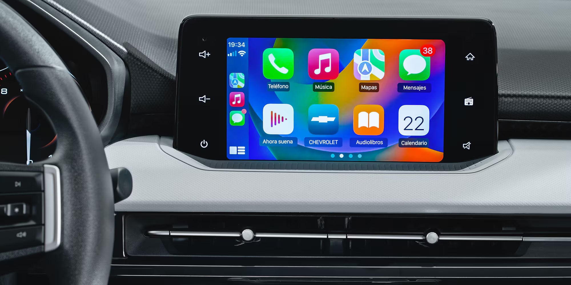 Auto tipo sedán Chevrolet Aveo 2026 con pantalla de 8 pulgadas y conectividad Smatphone integration