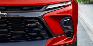 Blazer 2025, camioneta mediana con faros IntelliBeam, y luces LED diurnas tecnología Chevrolet