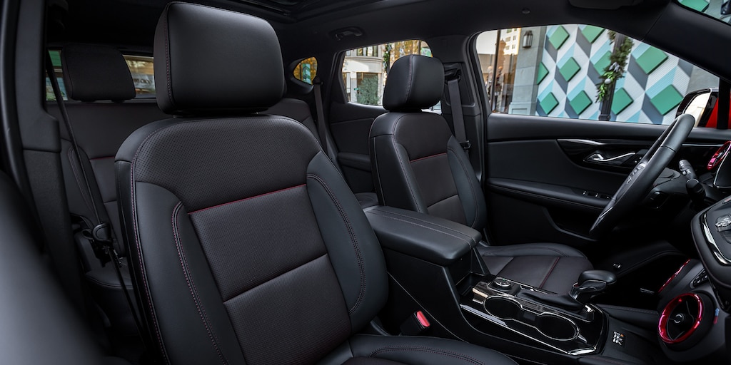 Configuración de asientos para 5 pasajeros en piel perforada para Chevrolet Blazer 2025, camioneta mediana