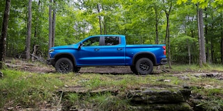 Vista lateral externa - Chevrolet Cheyenne ZR2 BISON 2025, camioneta pickup con capacidades Off-Road