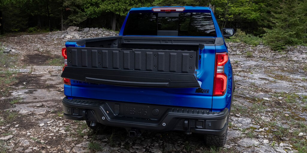Vista trasera - Chevrolet Cheyenne ZR2 BISON 2025, camioneta pickup con tecnología MultiPro Tailgate