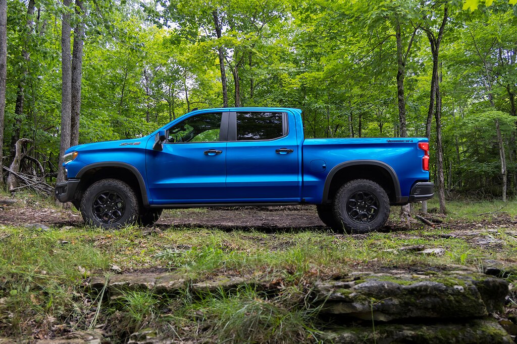 Vista lateral externa - Chevrolet Cheyenne ZR2 BISON 2025, camioneta pickup con capacidades Off-Road