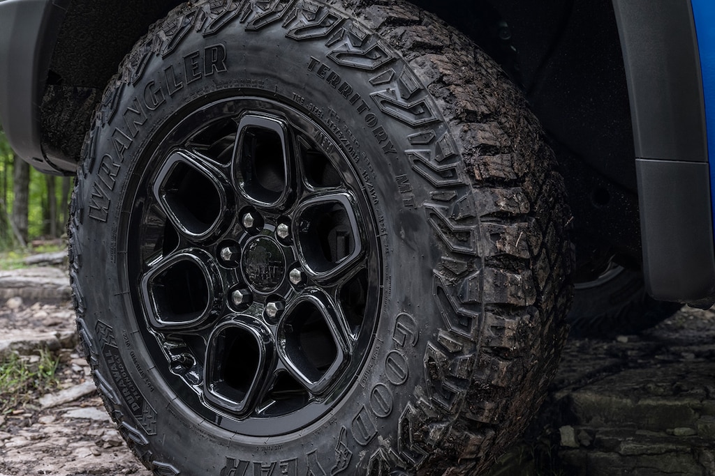 Vista rines 18 pulgadas de tu Chevrolet Cheyenne ZR2 BISON 2025, camioneta pickup con exclusivo diseño para Off-Road