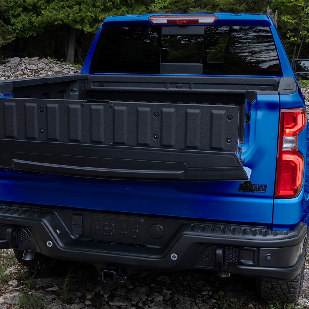 Vista trasera - Chevrolet Cheyenne ZR2 BISON 2025, camioneta pickup con tecnología MultiPro Tailgate